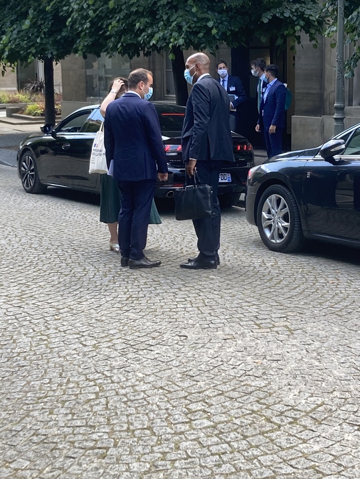 Olivier Serva, député LREM de Guadeloupe et Sébastien Lecornu, ministre des Outre-mer, à leur sortie ce 9 juin, de la commission des Finances de l'Assemblée nationale. Photo : LCG/Stanislas Noyer