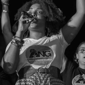 Pointe-à-Pitre le 6 juillet. Discours de Florence Naprix entourée d'artistes membres de l'Alyans Nasyonal Gwadloup dont Dominik Coco devant le Centre des Arts et de la culture. Pointe-à-Pitre le 6 juillet. Discours de Florence Naprix entourée d'artistes membres de l'Alyans Nasyonal Gwadloup dont Dominik Coco devant le Centre des Arts et de la culture.