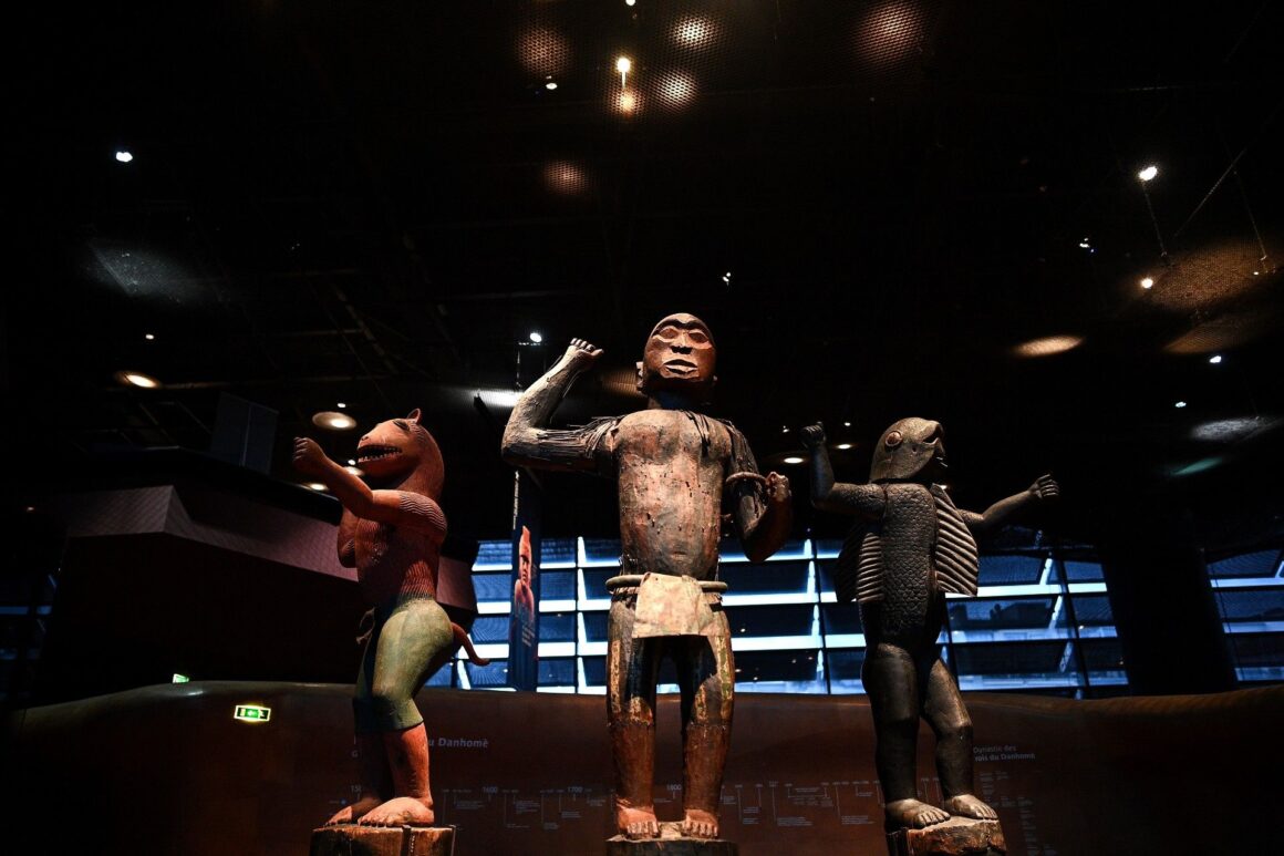 Ces ex-colonisateurs européens qui restituent des œuvres pillées en Afrique Ces ex-colonisateurs européens qui restituent des œuvres pillées en Afrique