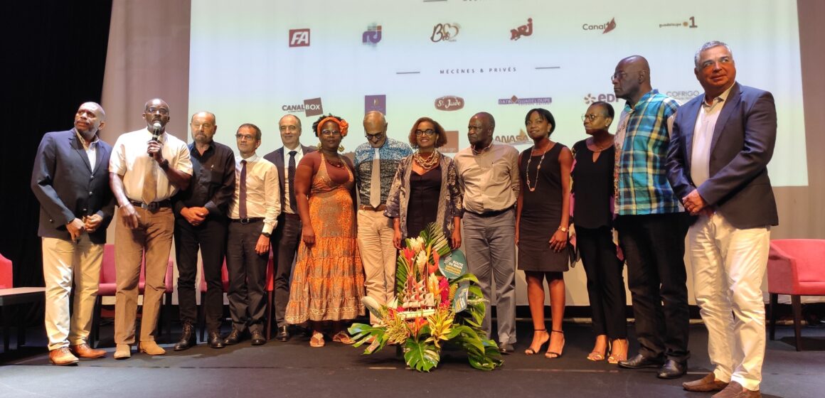 Ary Chalus (au micro.) président du Macte et Laurella Rinçon (arrière fleurs) directrice générale lors de la conférence de presse du coup d’envoi de la 12ème édition de la Route du Rhum - Destination Guadeloupe au Macte le 14 octobre 2022. Photo compte Facebook Région Guadeloupe Ary Chalus (au micro.) président du Macte et Laurella Rinçon (arrière fleurs) directrice générale lors de la conférence de presse du coup d’envoi de la 12ème édition de la Route du Rhum - Destination Guadeloupe au Macte le 14 octobre 2022. Photo compte Facebook Région Guadeloupe