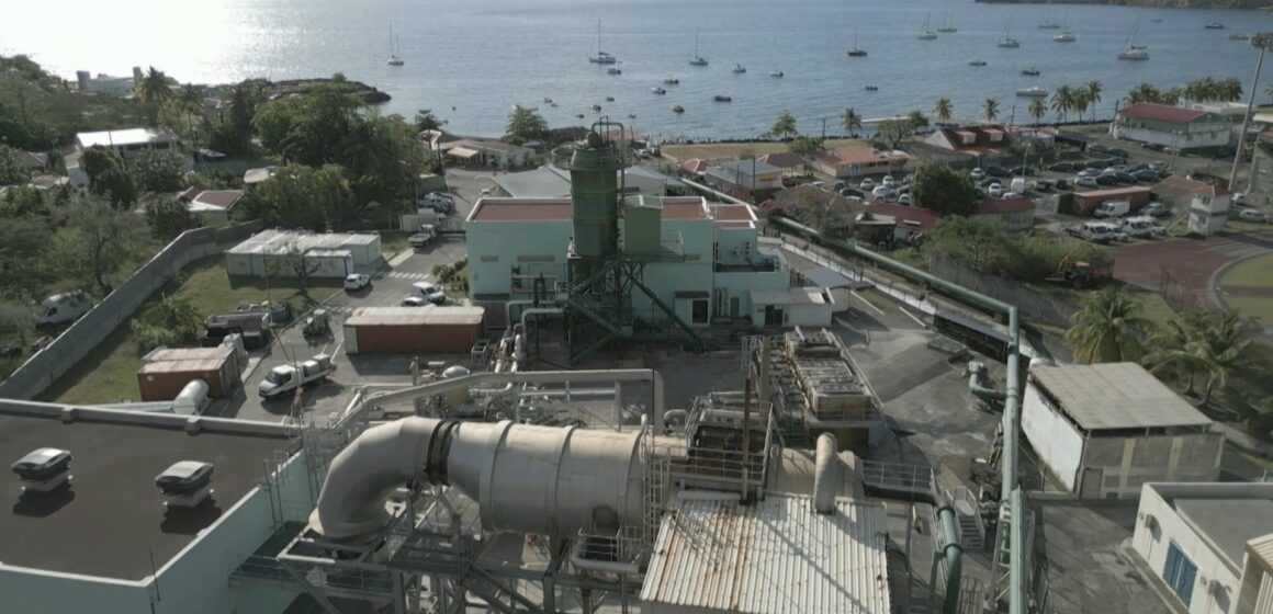 Grâce aux sources d'eau chaude de Bouillante, l'usine de géothermie contribue actuellement à 6 à 7% de la consommation d'électricité en Guadeloupe Grâce aux sources d'eau chaude de Bouillante, l'usine de géothermie contribue actuellement à 6 à 7% de la consommation d'électricité en Guadeloupe