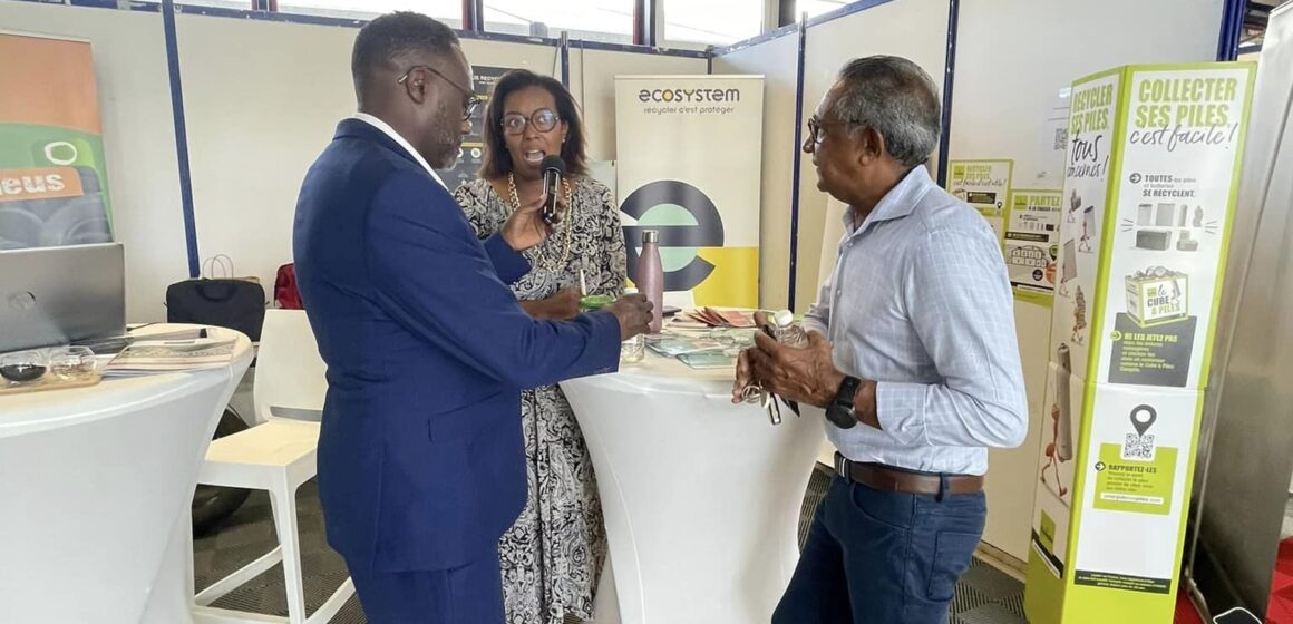Jeudi 19 octobre, Camille Vaïtilingon (à droite), chef d'entreprise du BTP et président de la commission développement durable de la CCI-IG ouvre le salon Les rencontres pros durables au WTC à Jarry Jeudi 19 octobre, Camille Vaïtilingon (à droite), chef d'entreprise du BTP et président de la commission développement durable de la CCI-IG ouvre le salon Les rencontres pros durables au WTC à Jarry