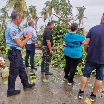 Le maire de la commune et le préfet répertorie les dégâts après le passage du cyclone Tammy à La Désirade le 22 octobre 2023. Le maire de la commune et le préfet répertorie les dégâts après le passage du cyclone Tammy à La Désirade le 22 octobre 2023.