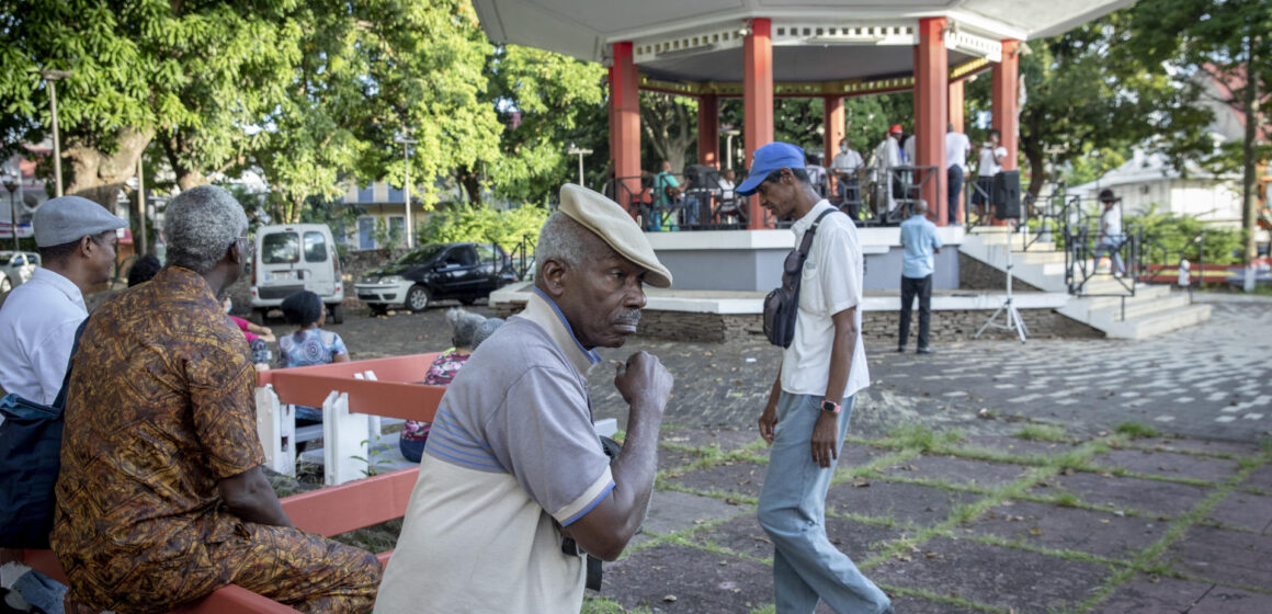 Le kiosque de la place de la Victoire au centre ville à Pointe-à-Pitre rassemble en fin de journée les habitants du quartier Le kiosque de la place de la Victoire au centre ville à Pointe-à-Pitre rassemble en fin de journée les habitants du quartier