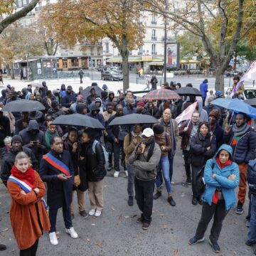 Parmi les participants, parmi lesquels Mathilde Panot (3e L), présidente du groupe parlementaire de l'Assemblée nationale (LFI), participe à une manifestation pour "vérité et réparation" en faveur des victimes du chlordécone dans l'archipel des Antilles, place de la Nation à Paris, le 28 octobre 2023 Parmi les participants, parmi lesquels Mathilde Panot (3e L), présidente du groupe parlementaire de l'Assemblée nationale (LFI), participe à une manifestation pour "vérité et réparation" en faveur des victimes du chlordécone dans l'archipel des Antilles, place de la Nation à Paris, le 28 octobre 2023
