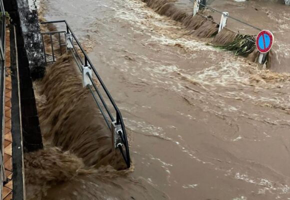 Trois-Rivières, 22 octobre 2023. Les pluies torrentielles du cyclone Tammy tranforment les rues en cours d'eau éphémères qui envahissent les habitations et détruisent les infrastructures.