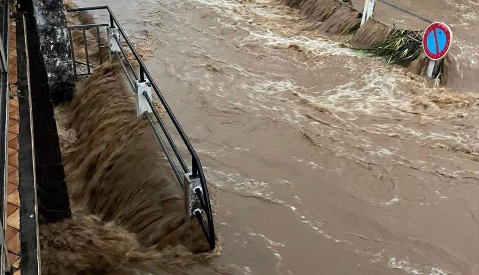 Trois-Rivières, bord de mer, dimanche 22 octobre Trois-Rivières, 22 octobre 2023. Les pluies torrentielles du cyclone Tammy tranforment les rues en cours d'eau éphémères qui envahissent les habitations et détruisent les infrastructures.