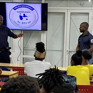 La police nationale participe aux journées portes ouvertes de l’auto-école Patrick aux Abymes le 7 décembre 2023. Photo : Police nationale de la Guadeloupe La police nationale participe aux journées portes ouvertes de l’auto-école Patrick aux Abymes le 7 décembre 2023. Photo : Police nationale de la GuadeloupeLa police nationale participe aux journées portes ouvertes de l’auto-école Patrick aux Abymes le 7 décembre 2023. Photo : Police nationale de la Guadeloupe