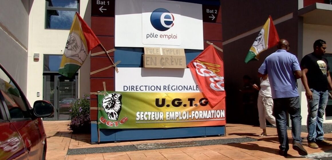 Le siège de Pôle emploi aux Abymes aux Abymes paré des drapeaux de syndicats UGTG, CGTG. Photo d'archives Le siège de Pôle emploi aux Abymes aux Abymes paré des drapeaux de syndicats UGTG, CGTG. Photo d'archives