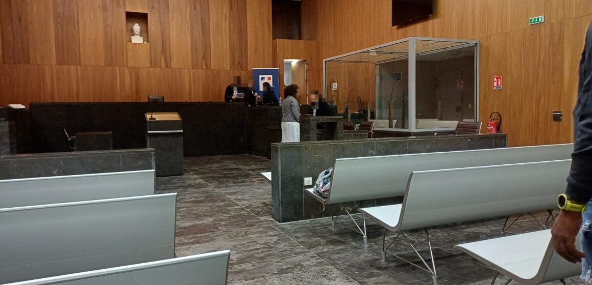 Procès pour favoritisme de Laurella Rinçon debout après l'audience au tribunal judiciaire de Pointe-à-Pitre le 23 janvier 2024. Photo : Le Courrier de Guadeloupe Procès pour favoritisme de Laurella Rinçon debout après l'audience au tribunal judiciaire de Pointe-à-Pitre le 23 janvier 2024. Photo : Le Courrier de Guadeloupe