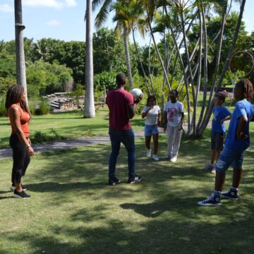 Les élèves de l'école Graines de génie de Petit-Bourg en visite au Musée Edgar Clerc au Moule se sont initiés au jeu du batey ce 22 novembre. Photo : FB Les amis du Musée Edgar Clerc de Guadeloupe Les élèves de l'école Graines de génie de Petit-Bourg en visite au Musée Edgar Clerc au Moule se sont initiés au jeu du batey ce 22 novembre. Photo : FB Les amis du Musée Edgar Clerc de Guadeloupe
