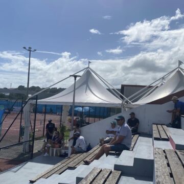 Les tribunes du court central du tournoi international de tennis féminin de Petit-Bourg 2024, le 16 janvier en Guadeloupe Les tribunes du court central du tournoi international de tennis féminin de Petit-Bourg 2024, le 16 janvier en Guadeloupe