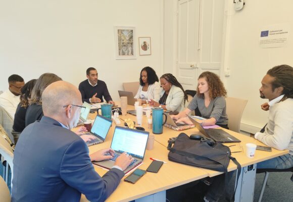 Le directeur de L’Agence mobilité Ladom réunit le 24 janvier 2024 à Paris les associations de Guadeloupe et 4 autres départements ultramarins, spécialisées sur le « retour au pays » pour travailler au lancement du Passeport pour le retour. Photo : X Saïd Ahamada