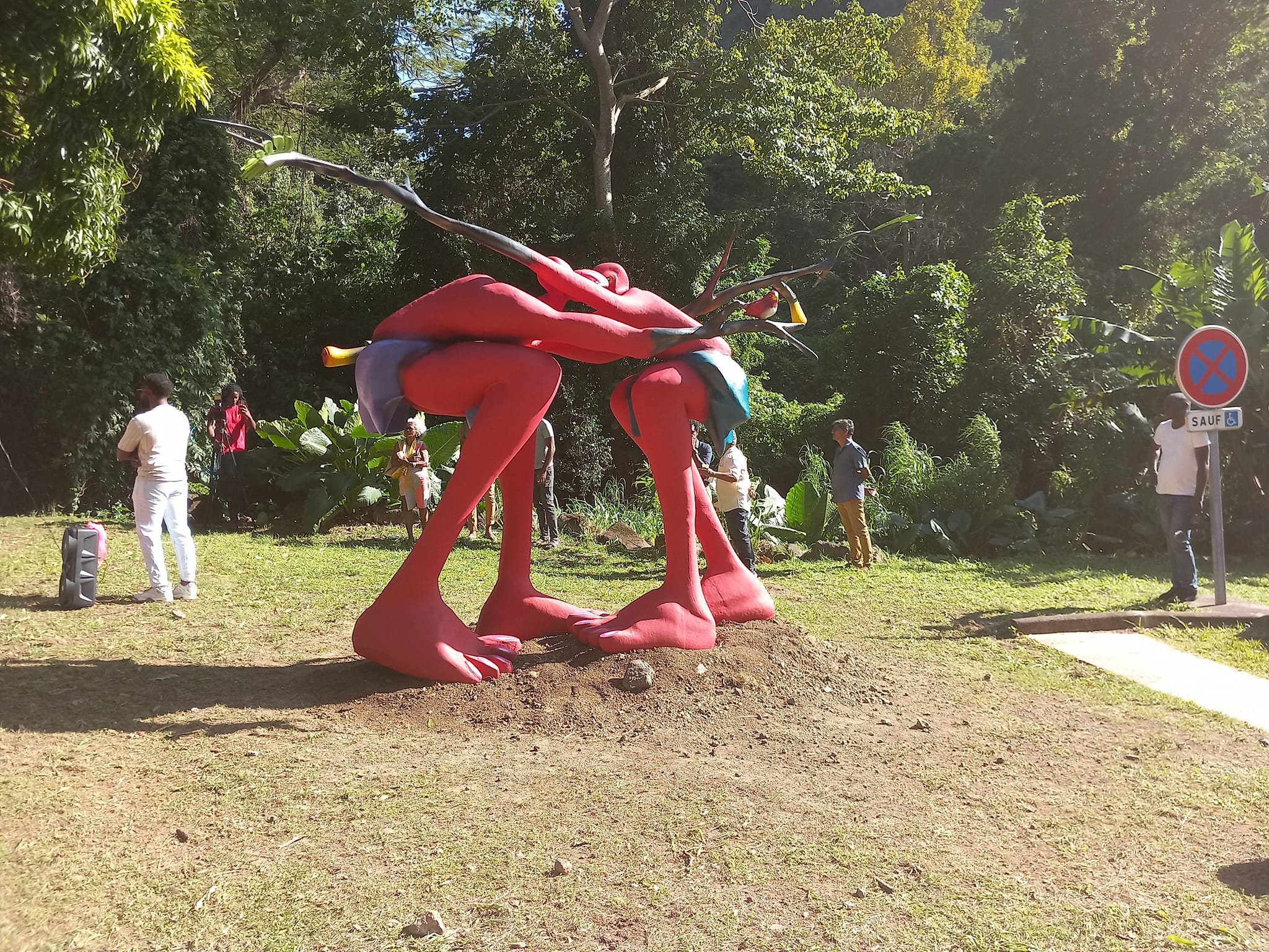 Vernissage le 17 février 2024 de L'Accolade, oeuvre de Ronald Cyrille, visible jusqu'à mai aux Monts Caraïbes à Gourbeyre. Photo : FB Ronald Cyrille