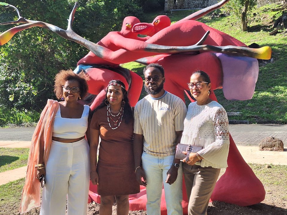 Vernissage le 17 février 2024 de L'Accolade, oeuvre de Ronald Cyrille, visible jusqu'à mai aux Monts Caraïbes à Gourbeyre. De gauche à droite : Laurella Rinçon, commissaire de l'exposition, Juliana Glasgow présidente de l'association Kalinagwada, Ronal Cyrille artiste. Photo : FB Ronald Cyrille