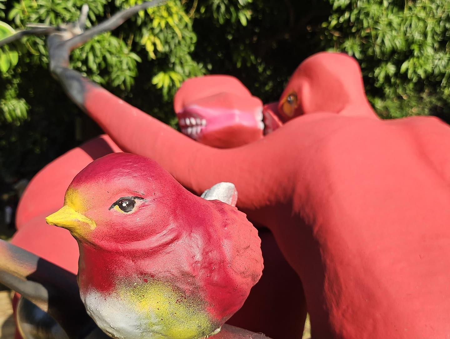 Vernissage le 17 février 2024 de L'Accolade, oeuvre de Ronald Cyrille, visible jusqu'à mai aux Monts Caraïbes à Gourbeyre. Photo : FB Ronald Cyrille