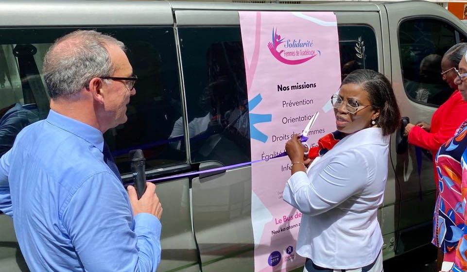 Justine Bénin, la coordonnatrice interministérielle aux droits des femmes en Outre-mer, et le préfet Xavier Lefort dévoilent le 21 février 2024, le bus de Gerty, outil de lutte contre la précarité féminine. Photo : FB Préfecture de Guadeloupe. Justine Bénin, la coordonnatrice interministérielle aux droits des femmes en Outre-mer, et le préfet Xavier Lefort dévoilent le 21 février 2024, le bus de Gerty, outil de lutte contre la précarité féminine. Photo : FB Préfecture de Guadeloupe.