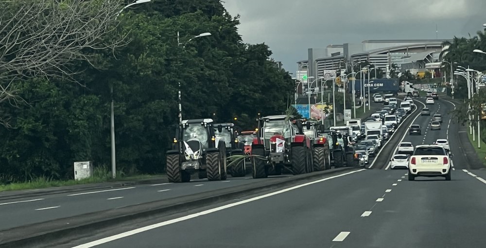 Opération escargot des jeunes agriculteurs le 15 février 2024 à Baie-Mahault et dans l'agglomération centre de Guadeloupe. Photo : DR Opération escargot des jeunes agriculteurs le 15 février 2024 à Baie-Mahault et dans l'agglomération centre de Guadeloupe. Photo : DR