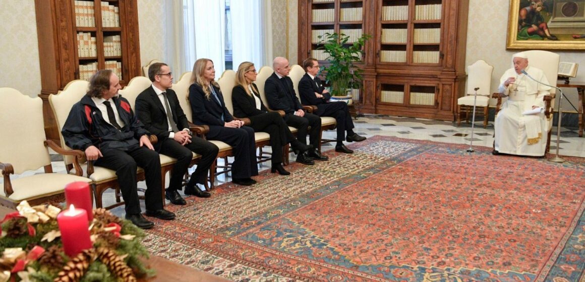 Le Pape et les membres du bureau du Réviseur général, lundi 11 décembre 2023. Photo : Vatican Media Le Pape et les membres du bureau du Réviseur général, lundi 11 décembre 2023. Photo : Vatican Media