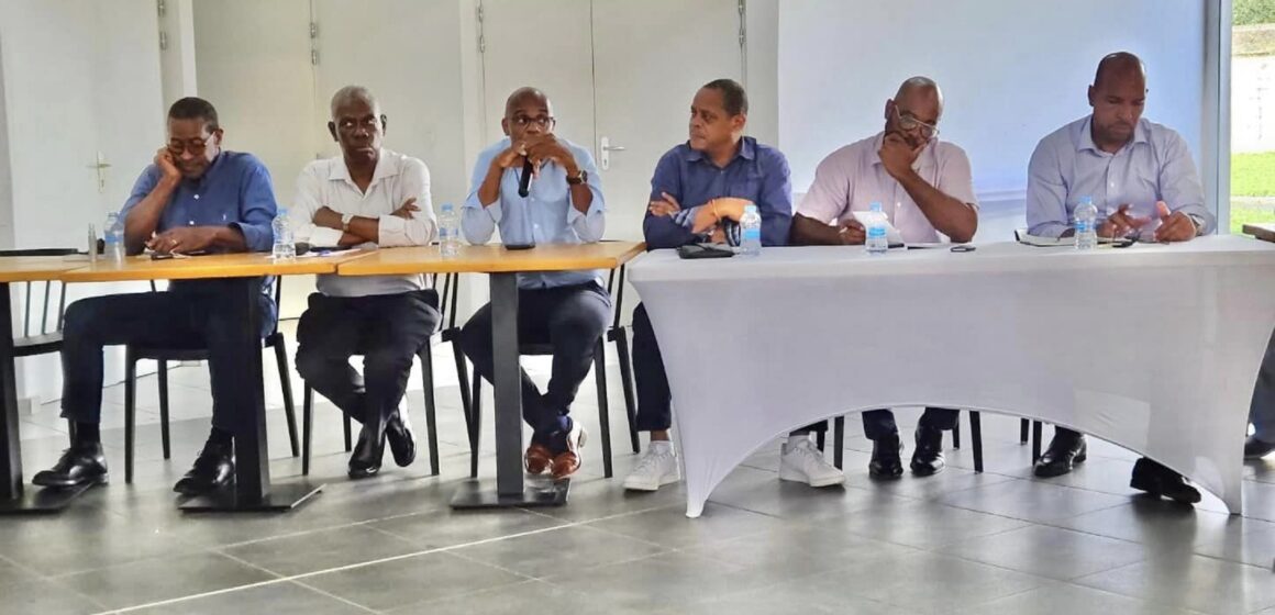 Le 16 février 2024, des producteurs de canne-à-sucre invitent les 4 députés de Guadeloupe et des maires à une réunion publique pour expliquer leur revendication d'augmentation du prix de la tonne de canne. Photo : FB : Christian Baptiste Le 16 février 2024, des producteurs de canne-à-sucre invitent les 4 députés de Guadeloupe et des maires à une réunion publique pour expliquer leur revendication d'augmentation du prix de la tonne de canne. Photo : FB : Christian Baptiste