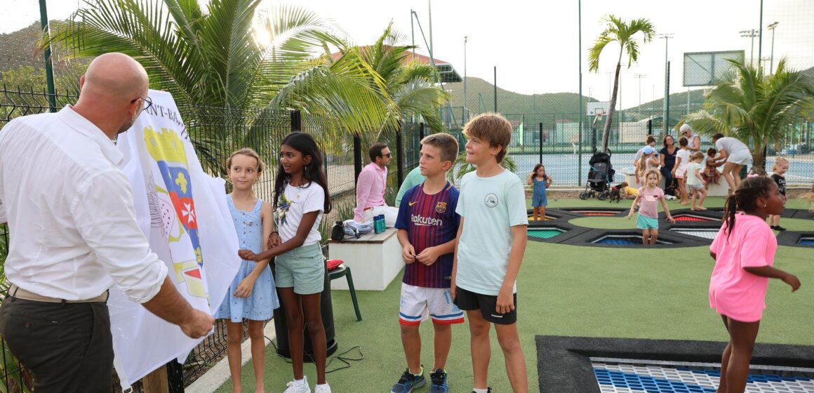 Le 14 février, la plaine des jeux de St Jean à Saint-Barthélemy accueille l'inauguration de sa nouvelle zone ludique. Dévoilement de la plaque. Photo : FB Collectivité de Saint-Barthélemy Officiel Le 14 février, la plaine des jeux de St Jean à Saint-Barthélemy accueille l'inauguration de sa nouvelle zone ludique. Dévoilement de la plaque. Photo : FB Collectivité de Saint-Barthélemy Officiel