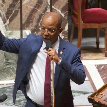 En séance publique le 29 février 2024, l’Assemblée nationale adopte le projet de loi visant à reconnaître la responsabilité de l’État et à indemniser les victimes du chlordécone. Le député de Guadeloupe Elie Califer, rapporteur de la loi parle d’un loi « insatisfaisante au regard de la demande sur les territoires » mais croit « qu’un chemin sera trouvé ». Photo : capture écran Assemblée nationale. En séance publique le 29 février 2024, l’Assemblée nationale adopte le projet de loi visant à reconnaître la responsabilité de l’État et à indemniser les victimes du chlordécone. Le député de Guadeloupe Elie Califer, rapporteur de la loi parle d’un loi « insatisfaisante au regard de la demande sur les territoires » mais croit « qu’un chemin sera trouvé ». Photo : capture écran Assemblée nationale.