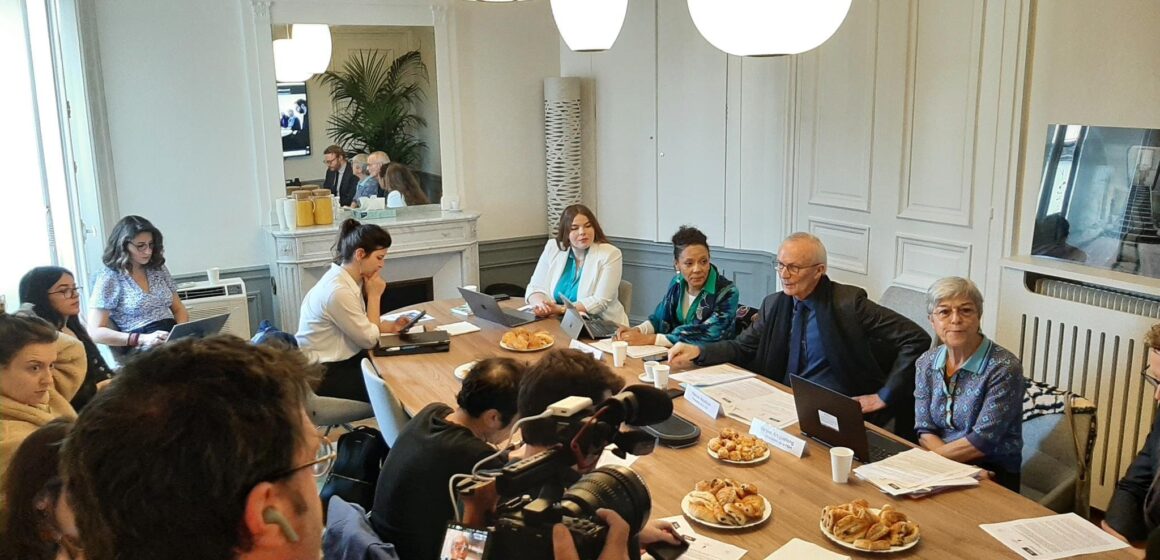 Conférence de presse le 21 mars à Paris avec Maryse Artiguelong vice-présidente de la FIDH Sabrina Cajoly présidente de Kimbé rèd FWI et Patrick Baudouin président de la LDH autour de l’accès à l’eau potable en Guadeloupe et la lutte contre le chlordécone aux Antilles. Photo : X FIDH