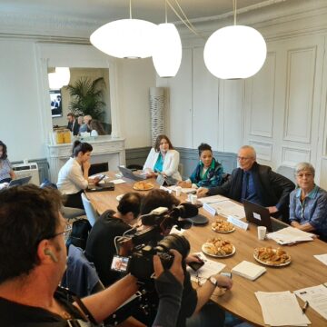 Conférence de presse le 21 mars à Paris avec Maryse Artiguelong vice-présidente de la FIDH Sabrina Cajoly présidente de Kimbé rèd FWI et Patrick Baudouin président de la LDH autour de l’accès à l’eau potable en Guadeloupe et la lutte contre le chlordécone aux Antilles. Photo : X FIDH Conférence de presse le 21 mars à Paris avec Maryse Artiguelong vice-présidente de la FIDH Sabrina Cajoly présidente de Kimbé rèd FWI et Patrick Baudouin président de la LDH autour de l’accès à l’eau potable en Guadeloupe et la lutte contre le chlordécone aux Antilles. Photo : X FIDH