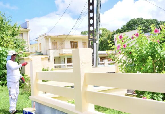 « Lamentin fait peau neuve ! » se réjouit la municipalité ce 25 mars qui annonce 158000€ de travaux de peinture au bourg pour des batîments publicsz et privés. Photo : FB : Ville Lamentin Guadeloupe