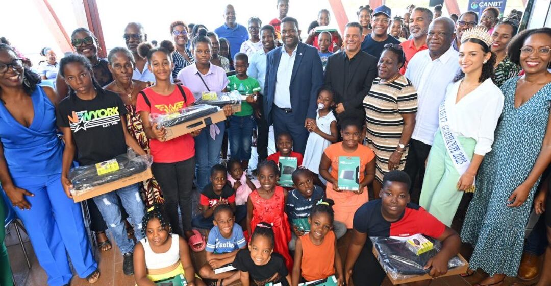80 écoliers et collégiens ont reçu des ordinateurs et tablettes numériques samedi 23 mars à la base Nautique de Sainte-Rose. Photo : FB Communauté d'Agglomération du Nord Basse-Terre 80 écoliers et collégiens ont reçu des ordinateurs et tablettes numériques samedi 23 mars à la base Nautique de Sainte-Rose. Photo : FB Communauté d'Agglomération du Nord Basse-Terre