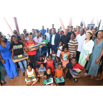 80 écoliers et collégiens ont reçu des ordinateurs et tablettes numériques samedi 23 mars à la base Nautique de Sainte-Rose. Photo : FB Communauté d'Agglomération du Nord Basse-Terre 80 écoliers et collégiens ont reçu des ordinateurs et tablettes numériques samedi 23 mars à la base Nautique de Sainte-Rose. Photo : FB Communauté d'Agglomération du Nord Basse-Terre