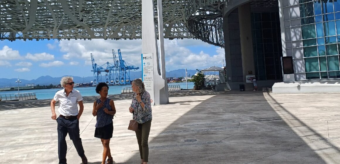 Vendredi 1er mars 2024, des touristes désemparés s’interrogent devant les portes closes du Mémorial acte : « Pourquoi c’est fermé ? C’est fermé le vendredi ?». Photo : Le Courrier de Guadeloupe Vendredi 1er mars 2024, des touristes désemparés s’interrogent devant les portes closes du Mémorial acte : « Pourquoi c’est fermé ? C’est fermé le vendredi ?». Photo : Le Courrier de Guadeloupe