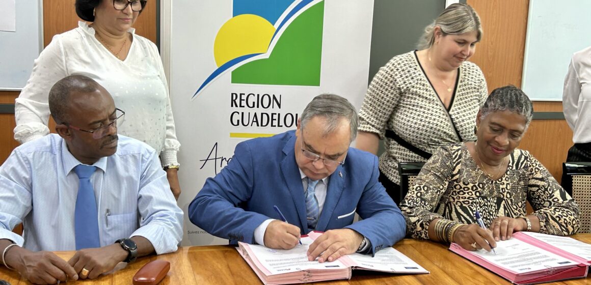 Le président du conseil régional Ary Chalus et Osvaldo Caridad Vento Montiller, ministre des sports de Cuba signent le 6 mars à l'espace régional du Raizet une convention de partenariat, d'échanges et de formation pour les sportifs. Photo : FB Région Guadeloupe Le président du conseil régional Ary Chalus et Osvaldo Caridad Vento Montiller, ministre des sports de Cuba signent le 6 mars à l'espace régional du Raizet une convention de partenariat, d'échanges et de formation pour les sportifs. Photo : FB Région Guadeloupe
