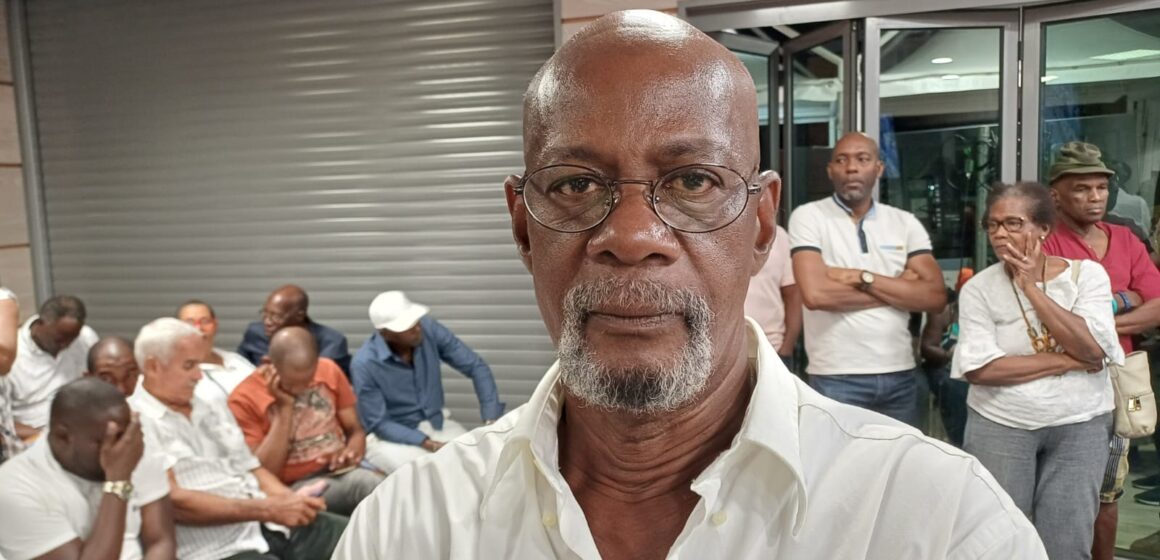 Alex Lollia, Professeur de philosophie à la retraite, membre fondateur du syndicat Centrale des travailleurs unis (CTU), citoyen du Gosier, le 2 avril 2024 en mairie du Gosier lors de l’élection de Liliane Montout qui succède à Cédric Cornet, maire en exercice depuis 2020 et décédé le 21 mars. Alex Lollia, Professeur de philosophie à la retraite, membre fondateur du syndicat Centrale des travailleurs unis (CTU), citoyen du Gosier, le 2 avril 2024 en mairie du Gosier lors de l’élection de Liliane Montout qui succède à Cédric Cornet, maire en exercice depuis 2020 et décédé le 21 mars.