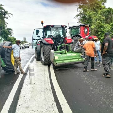 La grogne des planteurs de canne atteint son paroxysme avec le blocage jeudi 25 et vendredi 26 avril 2024 de toutes les entrées de la zone industrielle de Jarry à Baie-Mahault. Photo : Le Courrier de Guadeloupe La grogne des planteurs de canne atteint son paroxysme avec le blocage jeudi 25 et vendredi 26 avril 2024 de toutes les entrées de la zone industrielle de Jarry à Baie-Mahault. Photo : Le Courrier de Guadeloupe