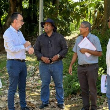Le mairie de Capesterre-Belle-Eau, Jean-Philippe Courtois, et le directeur de la Déal Guadeloupe, Olivier Kremer, passent en revue le 12 avril 2024 des habitations en péril d’effondrement côtier. Photo : FB Ville de Capesterre Belle-Eau Le mairie de Capesterre-Belle-Eau, Jean-Philippe Courtois, et le directeur de la Déal Guadeloupe, Olivier Kremer, passent en revue le 12 avril 2024 des habitations en péril d’effondrement côtier. Photo : FB Ville de Capesterre Belle-Eau