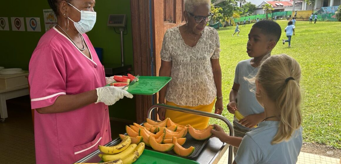 Jusqu’au 3 mai, les élèves des écoles maternelles et élémentaires de Morne-à-l’Eau ont accès à des fruits frais, offerts dans le cadre du projet RécréaFWI. Photo : FB Ville de Morne à l'eau Jusqu’au 3 mai, les élèves des écoles maternelles et élémentaires de Morne-à-l’Eau ont accès à des fruits frais, offerts dans le cadre du projet RécréaFWI. Photo : FB Ville de Morne à l'eau