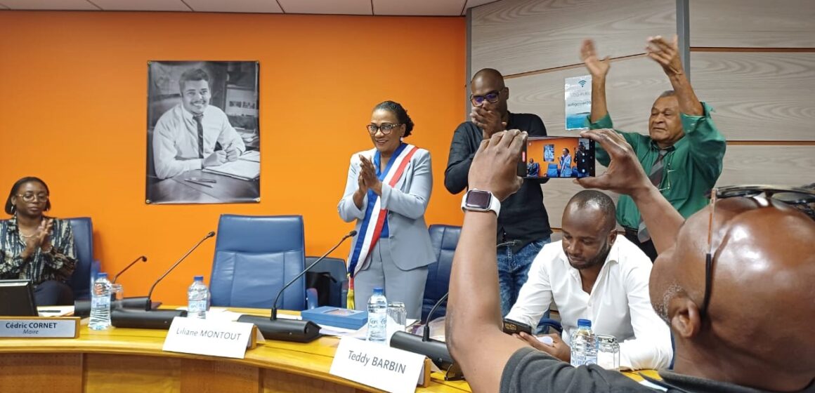 Mardi 2 avril 2024, Liliane Montout enfile l'écharpe de maire, la première femme à cette fonction au Gosier. Mardi 2 avril 2024, Liliane Montout enfile l'écharpe de maire, la première femme à cette fonction au Gosier.