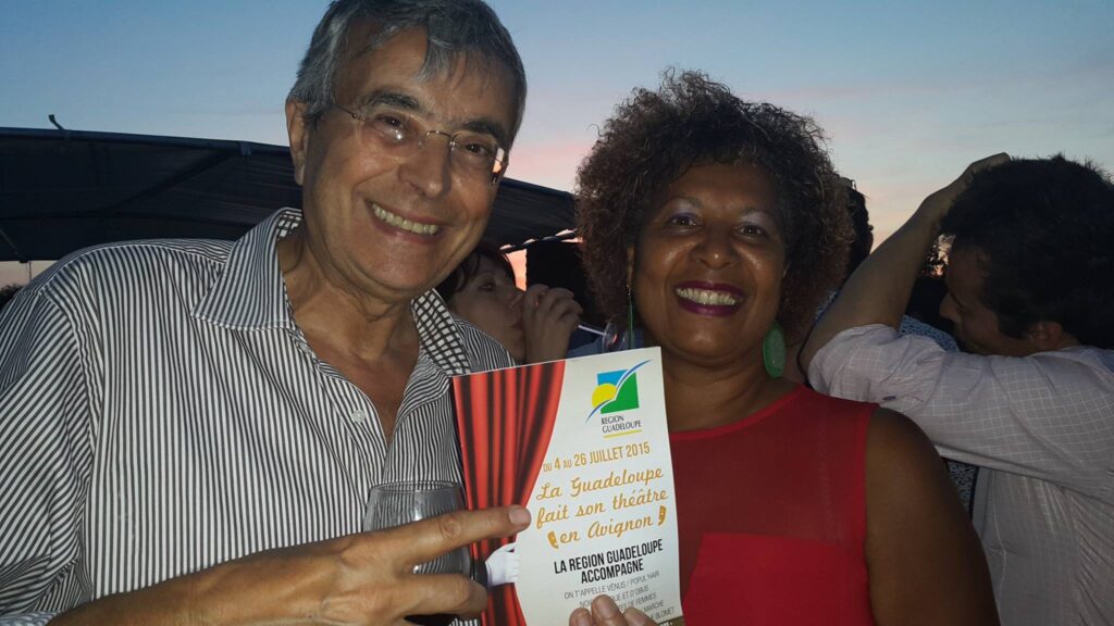 Manuella Moutou, en 2015 alors qu’elle était responsable spectacle vivant de la Région Guadeloupe au Festival Off Avignon aux côtés de Jean-Jack Queyranne, président de la Région Rhône-Alpes. Photo : DR