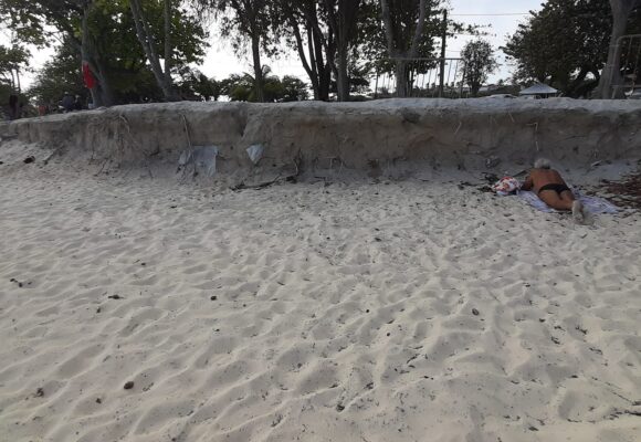 Guadeloupe, Saint-François, plage des Raisins-Clairs, 17 avril 2022. L'érosion a mis au jour au début des années 2010 un ancien cimetière d'esclaves, et les serviettes de plage tutoient les ossements qui affleurent. Photo : Francesca Bertoldi