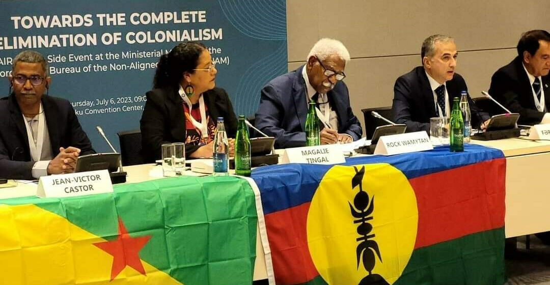 À Baku, capitale de l’Azerbaïdjan, était organisé en juillet 2023 le sommet ministériel du mouvement des Non-alignés. Lors de la table ronde « Vers une complète élimination du colonialisme », Rock Wamytan, président du Congrès de la Nouvelle-Calédonie a déclaré que la politique de la France contre le peuple de Nouvelle-Calédonie se poursuit toujours. « La France ne se retire pas de sa position. Notre nation est très attachée à son histoire et veut faire entendre sa voix à l'international », a-t-il précisé. À Baku, capitale de l’Azerbaïdjan, était organisé en juillet 2023 le sommet ministériel du mouvement des Non-alignés. Lors de la table ronde « Vers une complète élimination du colonialisme », Rock Wamytan, président du Congrès de la Nouvelle-Calédonie a déclaré que la politique de la France contre le peuple de Nouvelle-Calédonie se poursuit toujours. « La France ne se retire pas de sa position. Notre nation est très attachée à son histoire et veut faire entendre sa voix à l'international », a-t-il précisé.