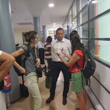 Le directeur délégué de Gardel Nicolas Philippot (en chemise blanche), a finalement signé mardi 30 avril le protocole qui a mis d’accord planteurs, Etat, Région, Département. Le directeur délégué de Gardel Nicolas Philippot (en chemise blanche), a finalement signé mardi 30 avril le protocole qui a mis d’accord planteurs, Etat, Région, Département.