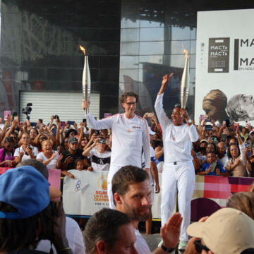 Sur le parvis du Mémorial Acte à Pointe-à-Pitre, la petite foule d’environ 400 personnes a réservé un accueil chaleureux à l’enfant prodige du pays Marie-José Pérec, arrivée avec la flamme olympique en Guadeloupe le 15 juin 2024 sur le maxi trimaran Banque populaire. Photo : Gilles Morel / Sipa / 2406151703