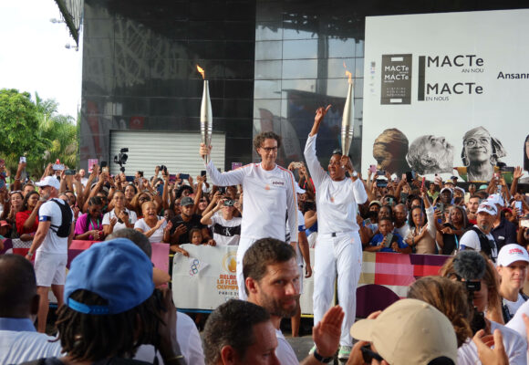 Sur le parvis du Mémorial Acte à Pointe-à-Pitre, la petite foule d’environ 400 personnes a réservé un accueil chaleureux à l’enfant prodige du pays Marie-José Pérec, arrivée avec la flamme olympique en Guadeloupe le 15 juin 2024 sur le maxi trimaran Banque populaire. Photo : Gilles Morel / Sipa / 2406151703