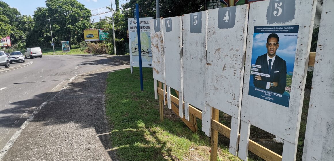 Vendredi 21 juin 2024 au rond point de Destrellan à Baie-Mahault, dans la 2e circonscription, seul un candidat a apposé son affiche pour les élections législatives. Photo : Le Courrier de Guadeloupe Vendredi 21 juin 2024 au rond point de Destrellan à Baie-Mahault, dans la 2e circonscription, seul un candidat a apposé son affiche pour les élections législatives. Photo : Le Courrier de Guadeloupe