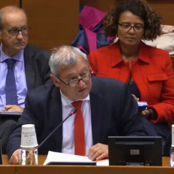Le rapport parlementaire consacré au chlordécone et aux dégâts provoqués par les algues sargasses en Guadeloupe et en Martinique a été présenté mercredi 29 mai par Nicolas Sansu, député communiste du Cher et rapporteur spécial de la mission portant sur la gestion par l’État des crises du chlordécone et des sargasses. Capture d'écran Assemblée nationale Le rapport parlementaire consacré au chlordécone et aux dégâts provoqués par les algues sargasses en Guadeloupe et en Martinique a été présenté mercredi 29 mai par Nicolas Sansu, député communiste du Cher et rapporteur spécial de la mission portant sur la gestion par l’État des crises du chlordécone et des sargasses. Capture d'écran Assemblée nationale