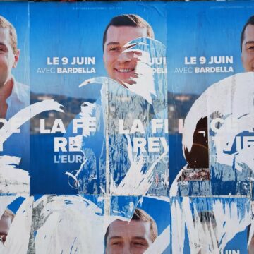 Affiche de campagne déchirées du Rassemblement national au premier tour des législatives anticipées de juin 2024 Affiche de campagne déchirées du Rassemblement national au premier tour des législatives anticipées de juin 2024