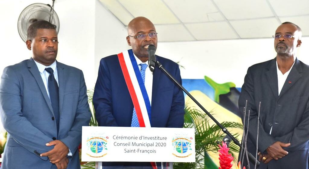 « Merci. Maintenant, au travail » disait Bernard Pancrel après son intronisation dans le fauteuil de maire de Saint-François le 4 juillet 2020 avec ici en photo à sa gauche l’exécutif régional Ary Chalus, et sa droite l’exécutif départemental Guy Losbar. Photo : FB Bernard Pancrel « Merci. Maintenant, au travail » disait Bernard Pancrel après son intronisation dans le fauteuil de maire de Saint-François le 4 juillet 2020 avec ici en photo à sa gauche l’exécutif régional Ary Chalus, et sa droite l’exécutif départemental Guy Losbar. Photo : FB Bernard Pancrel