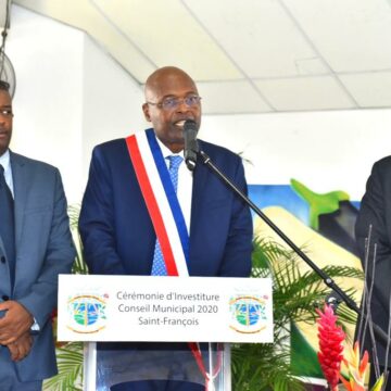 « Merci. Maintenant, au travail » disait Bernard Pancrel après son intronisation dans le fauteuil de maire de Saint-François le 4 juillet 2020 avec ici en photo à sa gauche l’exécutif régional Ary Chalus, et sa droite l’exécutif départemental Guy Losbar. Photo : FB Bernard Pancrel « Merci. Maintenant, au travail » disait Bernard Pancrel après son intronisation dans le fauteuil de maire de Saint-François le 4 juillet 2020 avec ici en photo à sa gauche l’exécutif régional Ary Chalus, et sa droite l’exécutif départemental Guy Losbar. Photo : FB Bernard Pancrel