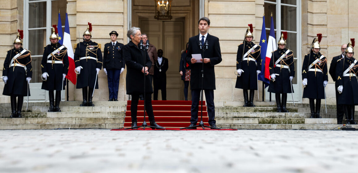 Mardi 9 janvier, dans la cour de Matignon, la Première ministre sortante Elisabeth Borne, à gauche sur la photo ci-dessus, écoute Gabriel Attal s'exprimer après la cérémonie de passation de pouvoir. Photo: Thibault Camus / AP / Sipa Mardi 9 janvier, dans la cour de Matignon, la Première ministre sortante Elisabeth Borne, à gauche sur la photo ci-dessus, écoute Gabriel Attal s'exprimer après la cérémonie de passation de pouvoir. Photo: Thibault Camus / AP / Sipa